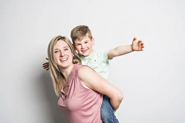 Moeder en zoon op studio witte achtergrond — Stockfoto