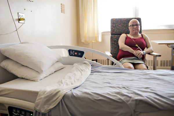 Mujer en la habitación del hospital que sufre de cáncer — Foto de Stock