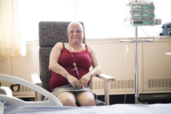Vrouw in ziekenhuis stoel aan kanker lijden — Stockfoto