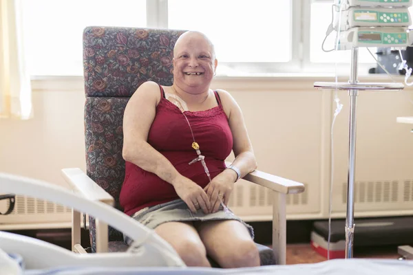 Mulher em cadeira de hospital sofrendo de câncer — Fotografia de Stock
