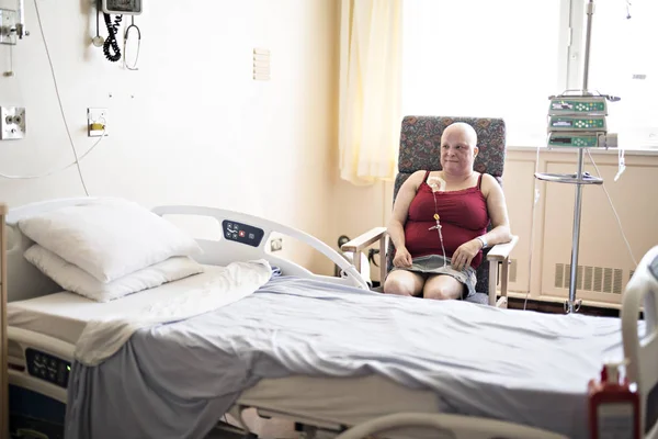 Mujer en silla de hospital que sufre de cáncer — Foto de Stock