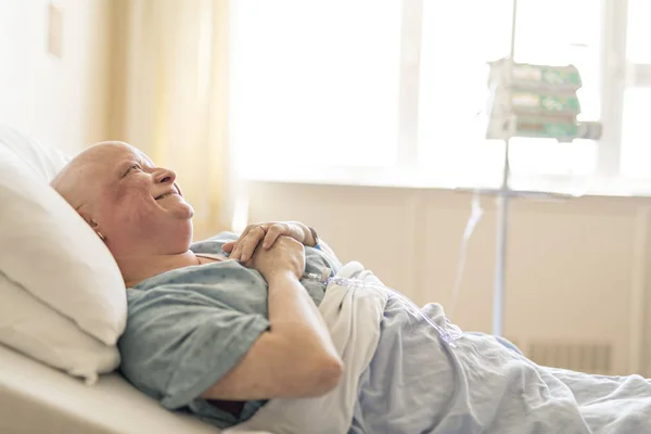 Mujer en cama de hospital que sufre de cáncer — Foto de Stock