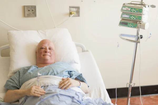 Kvinna i sjukhussäng lider av cancer — Stockfoto