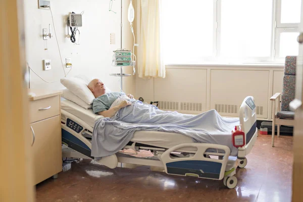 Donna in letto d'ospedale affetta da cancro — Foto Stock