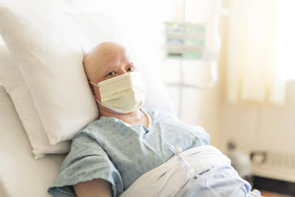 Woman in hospital bed suffering from cancer — Stock Photo, Image