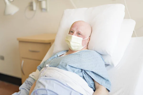 Kvinna i sjukhussäng lider av cancer — Stockfoto