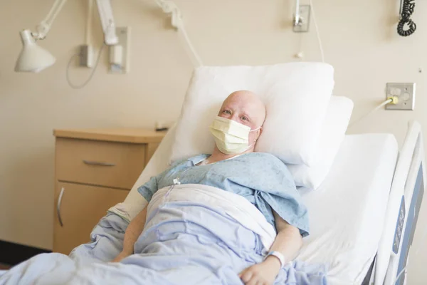 Vrouw in ziekenhuisbed aan kanker lijden — Stockfoto