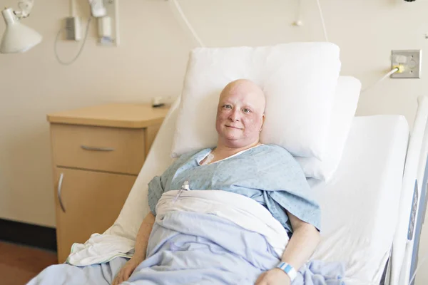 Mujer en cama de hospital que sufre de cáncer — Foto de Stock