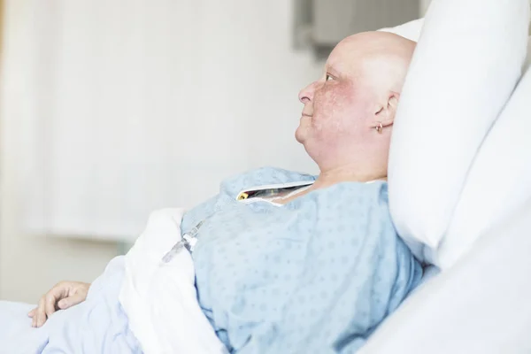 Kobieta w łóżku szpitalnym z chorobą nowotworową — Zdjęcie stockowe