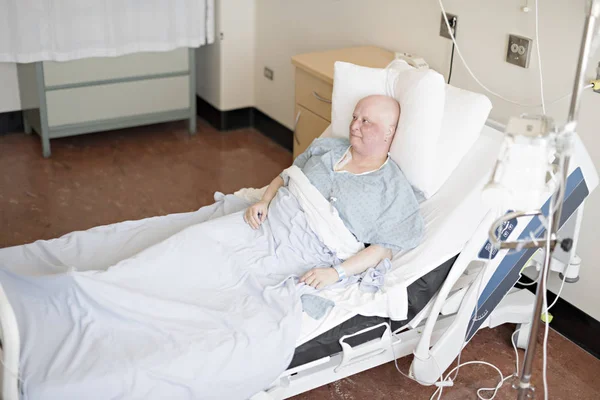 Kvinna i sjukhussäng lider av cancer — Stockfoto