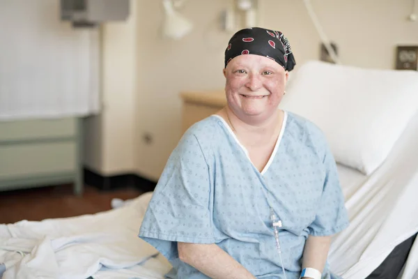 Mujer en cama de hospital que sufre de cáncer — Foto de Stock