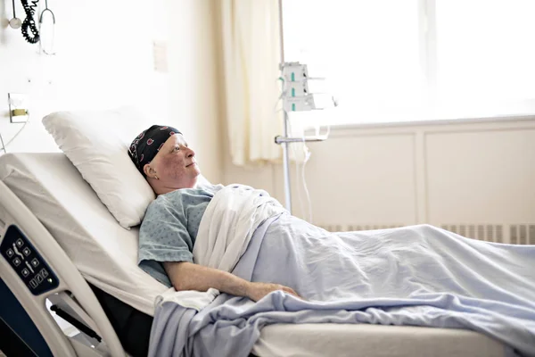 Kvinna Sjukhussäng Lider Cancer — Stockfoto