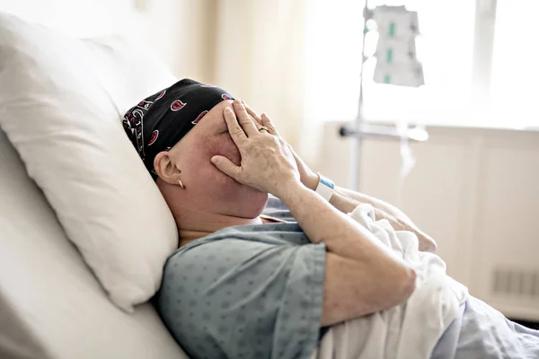 Mujer en cama de hospital que sufre de cáncer — Foto de Stock