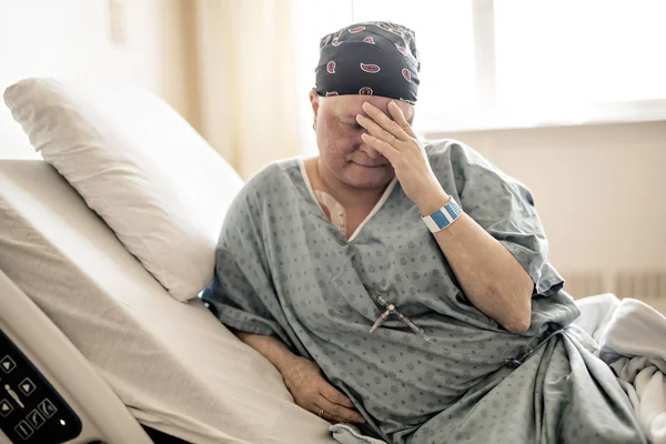 Mujer en cama de hospital que sufre de cáncer — Foto de Stock