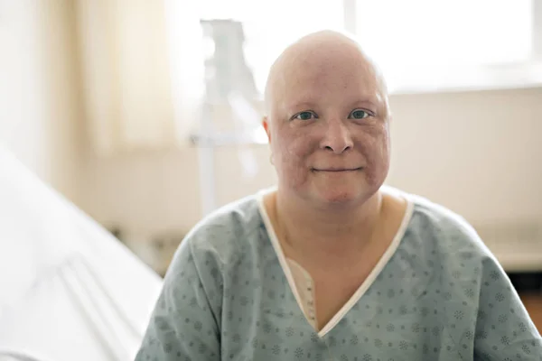 Kvinna i sjukhussäng lider av cancer — Stockfoto