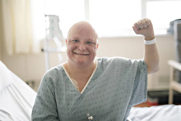 Mujer en cama de hospital que sufre de cáncer —  Fotos de Stock