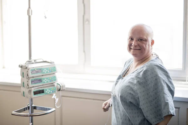 Una mujer en el hospital que sufre de cáncer — Foto de Stock