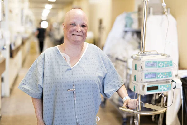 Uma mulher no hospital que sofre de cancro — Fotografia de Stock