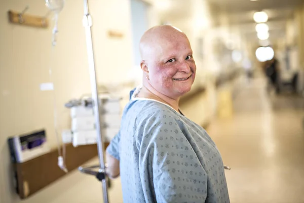 Een vrouw in het ziekenhuis aan kanker lijden — Stockfoto