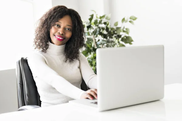 Vacker svart kvinna som arbetar på själv anställd office — Stockfoto