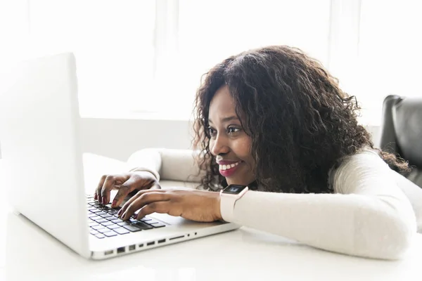 Belle femme noire qui travaille sur un bureau indépendant — Photo