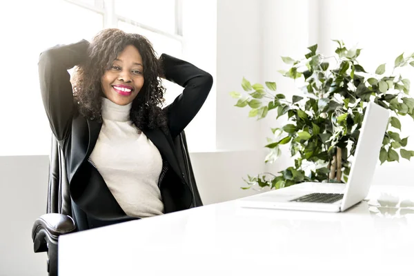 Belle femme noire qui travaille sur un bureau indépendant — Photo