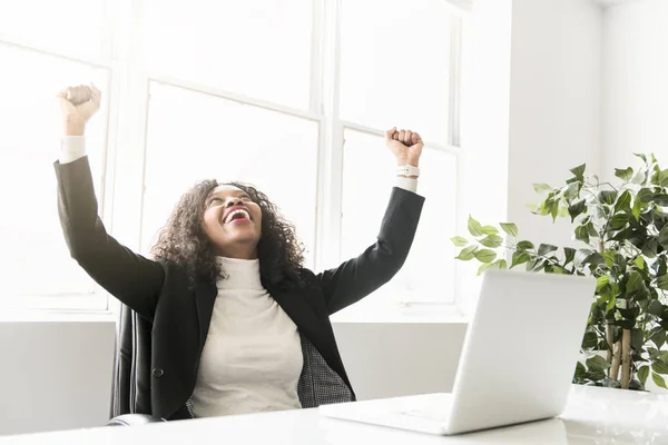 Belle femme noire qui travaille sur un bureau indépendant — Photo