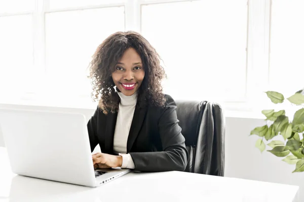 Belle femme noire qui travaille sur un bureau indépendant — Photo