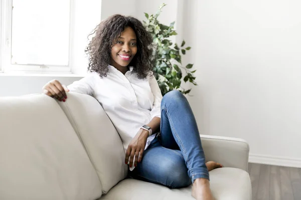Attraktiv svart ung kvinna avkopplande på vardagsrummet — Stockfoto