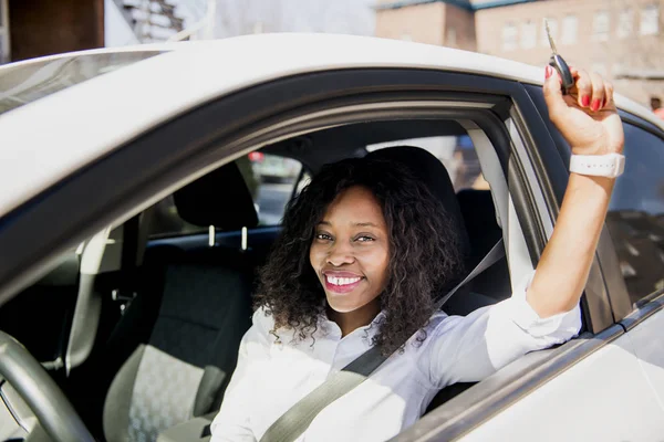 Femme d'affaires noire sur une voiture blanche — Photo