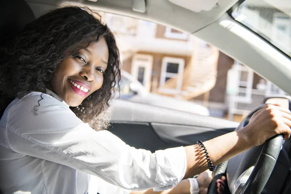 Femme d'affaires noire sur une voiture blanche — Photo