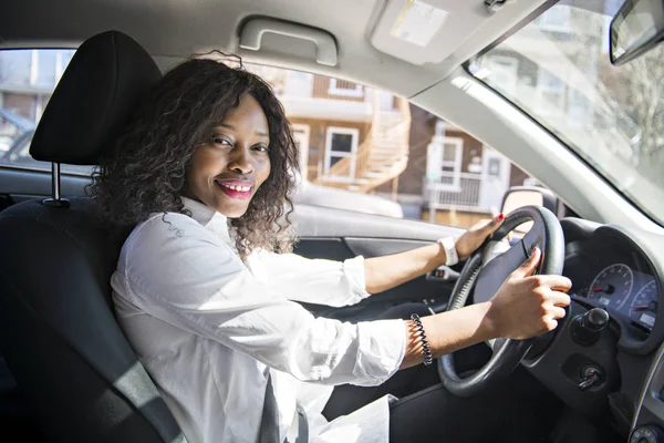 Femme d'affaires noire sur une voiture blanche — Photo