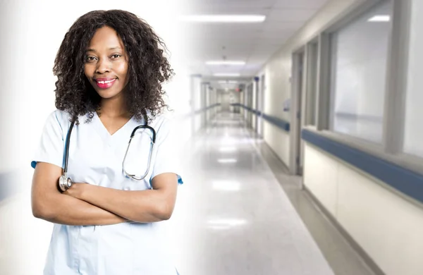 Médico estagiário africano feliz no estúdio branco — Fotografia de Stock