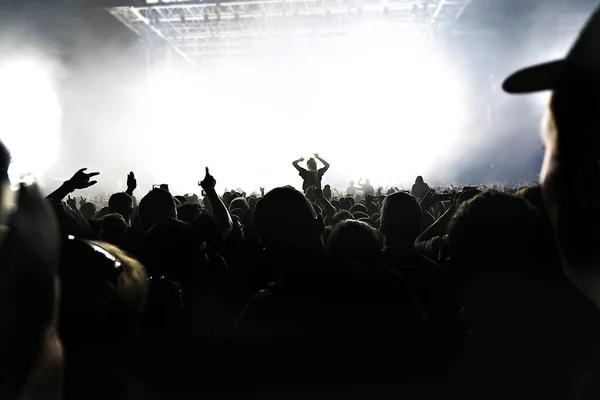 Uma Silhueta Multidão Concertos Frente Luzes Palco Brilhantes Fundo Escuro — Fotografia de Stock