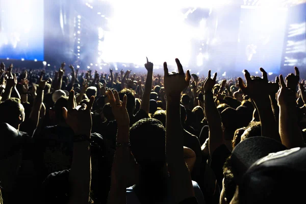 明るいステージライトの前のコンサート群集のシルエット. — ストック写真