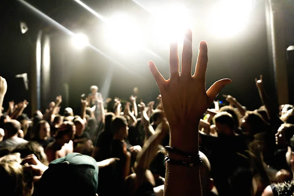明るいステージライトの前のコンサート群集のシルエット. — ストック写真