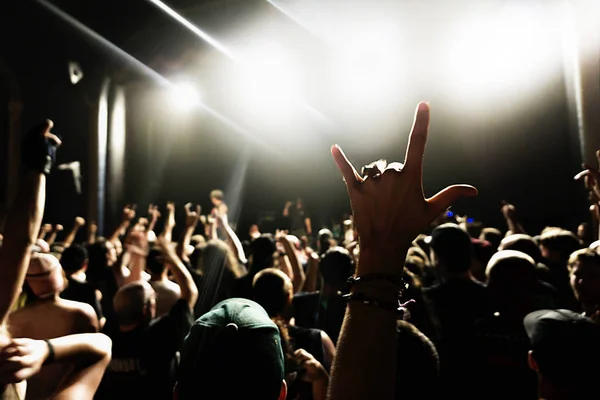 Silhouettes of concert crowd in front of bright stage lights. — Stock Photo, Image