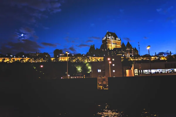 魁北克市城堡芳堤娜天际线全景夜景 — 图库照片