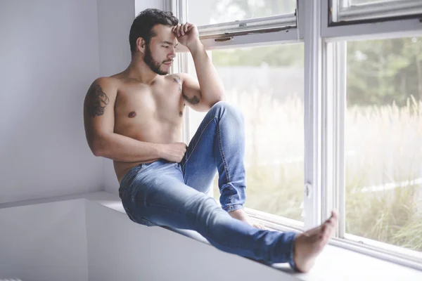 Sexy módní portrét horké mužského modelu v stylové džíny s svalnaté tělo — Stock fotografie