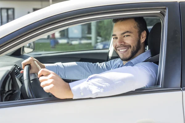 Retrato de cerca, joven alegre, alegre, sonriente, hombres sosteniendo las llaves de su primer coche nuevo —  Fotos de Stock