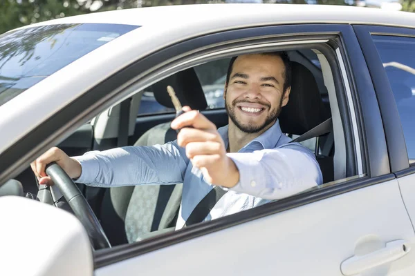 Retrato de close-up, jovem alegre, alegre, sorrindo, homens segurando as chaves de seu primeiro carro novo — Fotografia de Stock