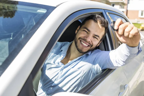 Closeup portret, jonge vrolijke, vrolijke, lachende, mannen houden van sleutels naar haar eerste nieuwe auto — Stockfoto