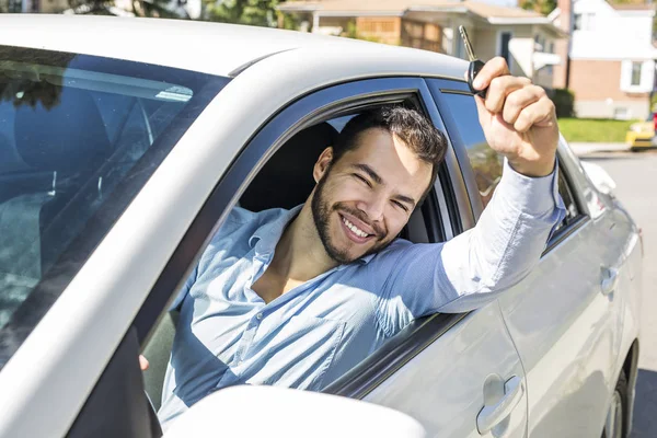 Nahaufnahme Porträt, junge fröhliche, fröhliche, lächelnde Männer mit Schlüsseln für ihr erstes neues Auto — Stockfoto