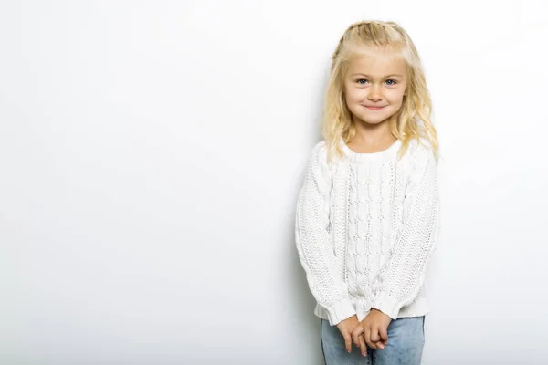 Egy aranyos lány 5 éves pózol stúdió — Stock Fotó
