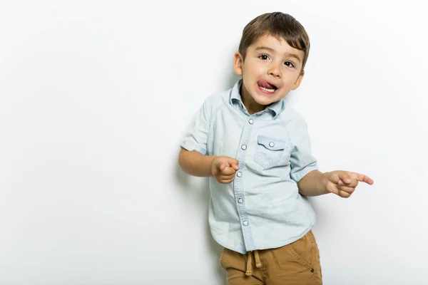 Jongen plezier op studio grijze achtergrond — Stockfoto