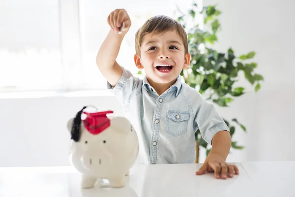 Dětství, peníze, investice a šťastných lidí koncepce - usmívající se chlapeček s prasátko a peníze doma — Stock fotografie
