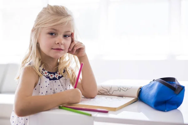 Bambina che disegna sul tavolo della cucina — Foto Stock