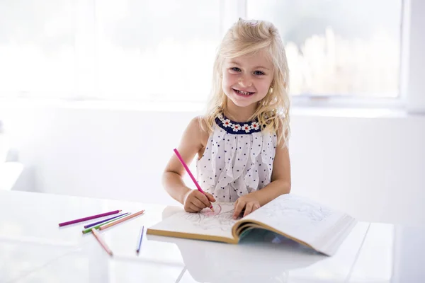 Little girl drawing in the kitchen table — Stock Photo, Image