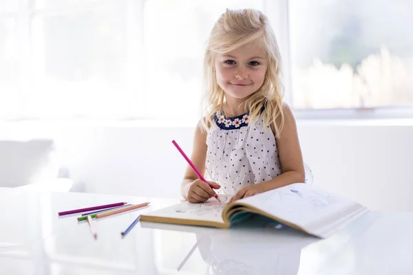 Little girl drawing in the kitchen table — Stock Photo, Image