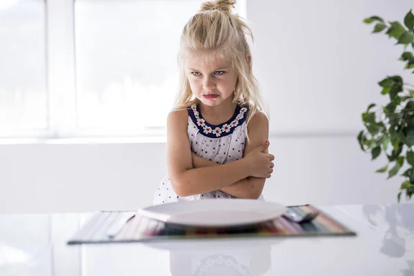 Dühös kislány vár vacsorára — Stock Fotó